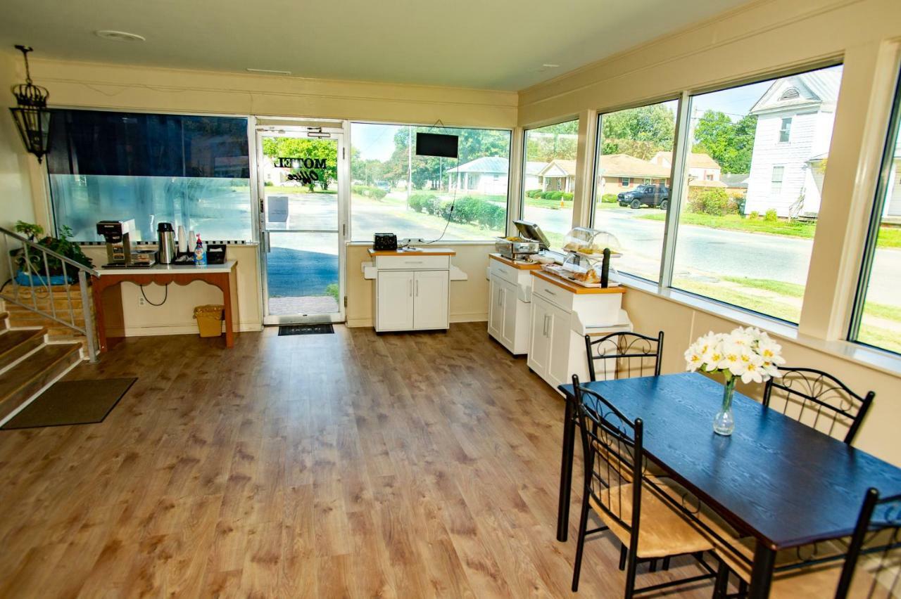 Coach House Motel *